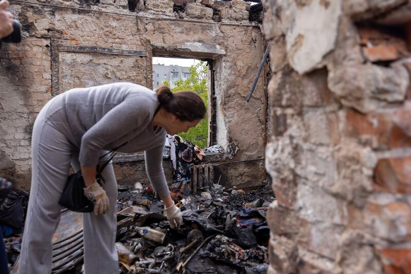 Eine Bewohnerin des Hauses zeigt das Dachgeschoss in dem sie lebte. Ein zerstörtes Wohnhaus in Odessa. Dieses Haus wurde in der Nacht auf den 1. Mai 2025 durch eine Shahed-Drohne zerstört. Beim Angriff wurde ein älteres Ehepaar getötet. --  A destroyed residential building in Odessa. This house was destroyed by a Shahed drone on the night of 1 May 2025. An elderly couple was killed in the attack.