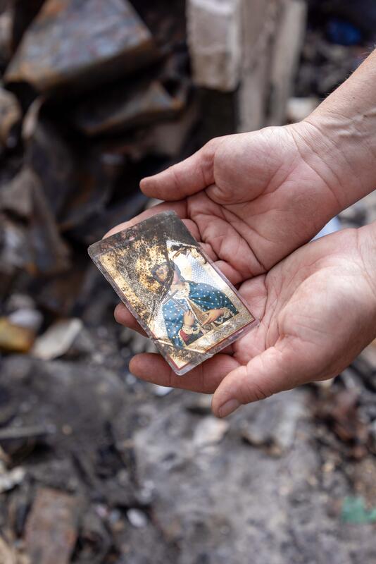 Eine Bewohnerin des Hauses zeigt das Dachgeschoss in dem sie lebte. Ein zerstörtes Wohnhaus in Odessa. Dieses Haus wurde in der Nacht auf den 1. Mai 2025 durch eine Shahed-Drohne zerstört. Beim Angriff wurde ein älteres Ehepaar getötet. --  A destroyed residential building in Odessa. This house was destroyed by a Shahed drone on the night of 1 May 2025. An elderly couple was killed in the attack.