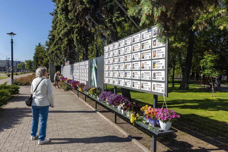 Pavlograd, Oblast Dnipropetrowsk, Ukraine: May 16, 2025. Die Gedenktafeln für die Gefallenen der Stadt.     The memorial plaques for the town's fallen.