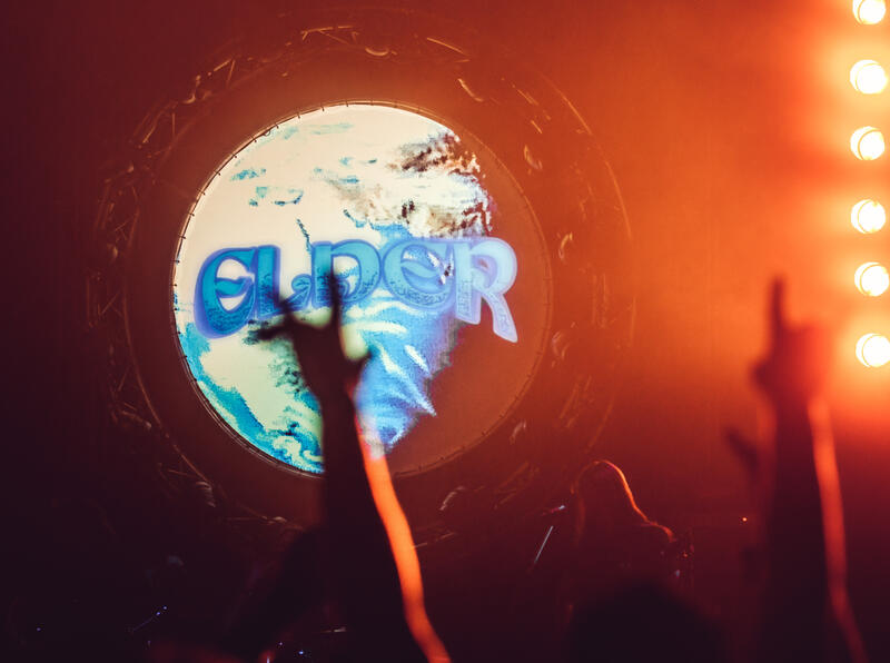 Die US-Band ELDER (seit 2006) verbindet Stoner, Prog und Psychedelic und spielte am 25. Mai 2025 zum Abschluss des Desertfests Berlin vor voller Columbiahalle ihr Album “Lore” zum 10-jährigen Jubiläum komplett. Zugleich feierten sie ihren Tourabschluss in der Besetzung Nick DiSalvo (Gesang, Gitarre), Jack Donovan (Bass), Mike Risberg (Gitarre, Keyboards), Georg Edert (Schlagzeug).
The US band ELDER (active since 2006) combines stoner, prog, and psychedelic influences and performed their entire album “Lore” for its 10th anniversary on May 25, 2025, as the closing act of Desertfest Berlin in front of a packed Columbiahalle. At the same time, they celebrated the end of their tour with the lineup Nick DiSalvo (vocals, guitar), Jack Donovan (bass), Mike Risberg (guitar, keyboards), and Georg Edert (drums).