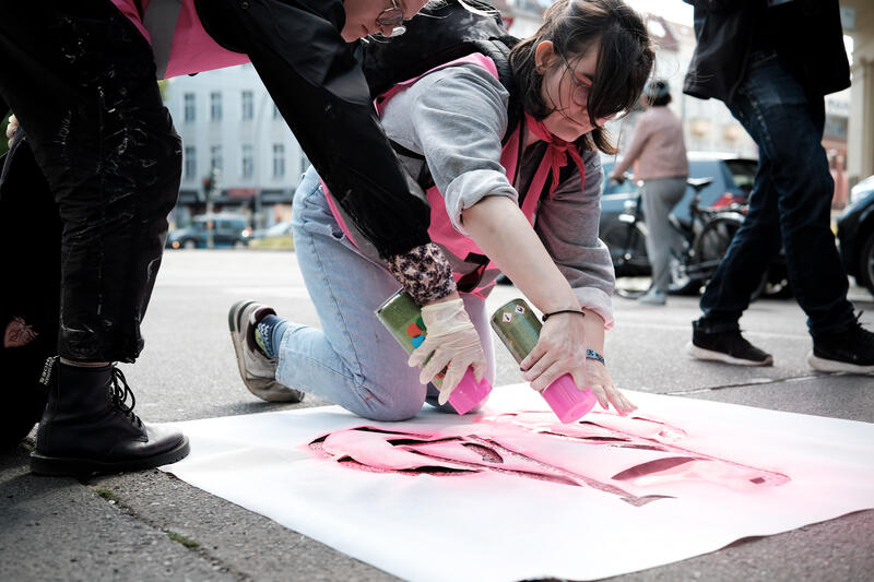 Am Nachmittag des 26.05.2025 sprühten Klimaaktivist*innen des sog. Widerstandskollektivs in Berlin Prenzlauer Berg in der Senefelder Straße Fahrradsymbole und Trennlinien für einen Fahrradweg mit Kreidespray auf die Straße. Nach der Aktion, die für eine radfreundlichere Gestaltung des Straßenverkehrs werben soll, entfernten sich die Aktivist*innen.   --   On the afternoon of May 26, 2025, climate activists from the so-called Widerstandskollektiv - resistance collective in Berlin Prenzlauer Berg sprayed bicycle symbols and dividing lines for a cycle path on the street in Senefelder Straße using chalk spray. After the action, which is intended to promote a more bicycle-friendly design of road traffic, the activists left.