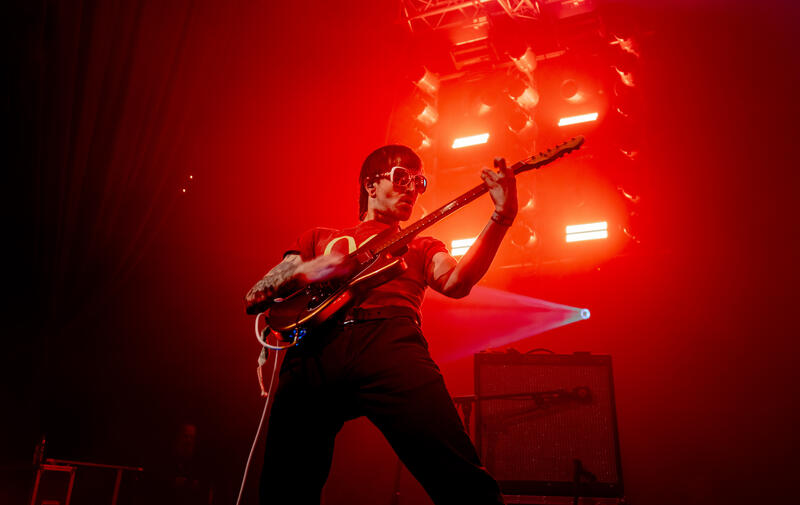 Die Kanadische Garage-/Psychedelic-Band WINE LIPS (seit 2015, Toronto), bekannt für fuzzigen Sound und wilde Liveshows spielte am 25. Mai 2025 auf dem Desertfest Berlin und brachten die Columbiahalle zum kochen in der Besetzung Cam Hilborn (Gesang, Gitarre), Aurora Evans (Schlagzeug), Charlie Weare (Bass).
The Canadian garage/psychedelic band WINE LIPS (active since 2015, Toronto), known for their fuzzy sound and wild live shows, played at Desertfest Berlin on May 25, 2025, and set the Columbiahalle ablaze with the lineup Cam Hilborn (vocals, guitar), Aurora Evans (drums), and Charlie Weare (bass).