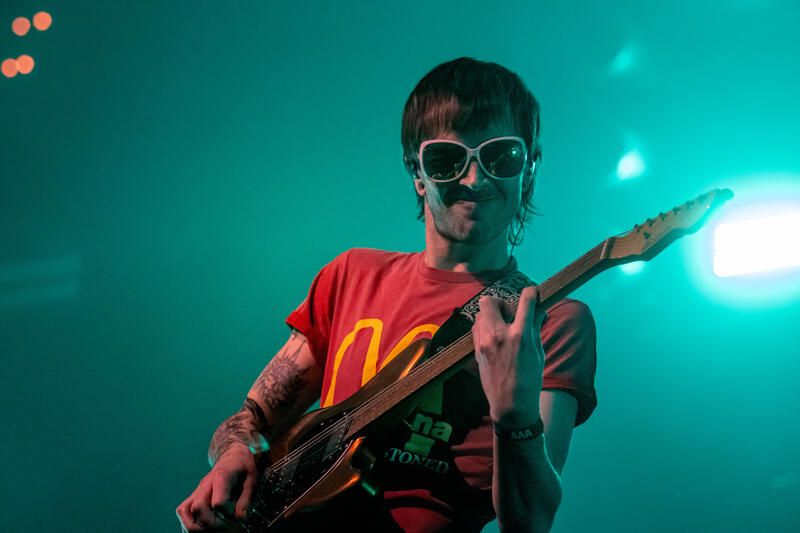 Die Kanadische Garage-/Psychedelic-Band WINE LIPS (seit 2015, Toronto), bekannt für fuzzigen Sound und wilde Liveshows spielte am 25. Mai 2025 auf dem Desertfest Berlin und brachten die Columbiahalle zum kochen in der Besetzung Cam Hilborn (Gesang, Gitarre), Aurora Evans (Schlagzeug), Charlie Weare (Bass).
The Canadian garage/psychedelic band WINE LIPS (active since 2015, Toronto), known for their fuzzy sound and wild live shows, played at Desertfest Berlin on May 25, 2025, and set the Columbiahalle ablaze with the lineup Cam Hilborn (vocals, guitar), Aurora Evans (drums), and Charlie Weare (bass).