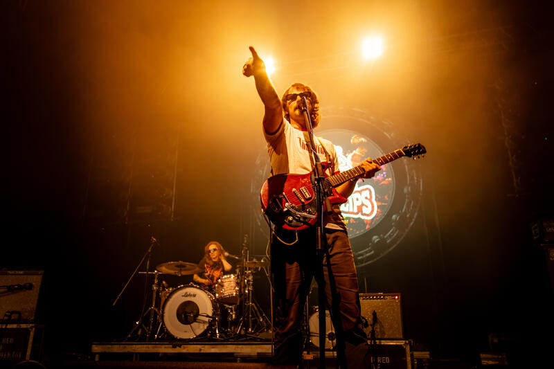 Die Kanadische Garage-/Psychedelic-Band WINE LIPS (seit 2015, Toronto), bekannt für fuzzigen Sound und wilde Liveshows spielte am 25. Mai 2025 auf dem Desertfest Berlin und brachten die Columbiahalle zum kochen in der Besetzung Cam Hilborn (Gesang, Gitarre), Aurora Evans (Schlagzeug), Charlie Weare (Bass).
The Canadian garage/psychedelic band WINE LIPS (active since 2015, Toronto), known for their fuzzy sound and wild live shows, played at Desertfest Berlin on May 25, 2025, and set the Columbiahalle ablaze with the lineup Cam Hilborn (vocals, guitar), Aurora Evans (drums), and Charlie Weare (bass).