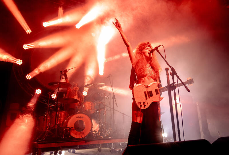 Die US-Band CASTLE RAT (seit 2019, aus Brooklyn) verbindet Doom Metal mit Fantasy-Ästhetik, Kostümen und Storytelling und einer starken Frauenstimme spielte am 24. Mai 2025 auf dem Desertfest Berlin in der Besetzung Riley Pinkerton „The Rat Queen“ (Gesang, Gitarre), Henry Black „The Count“ (Gitarre), Ronnie Lanzilotta „The Plague Doctor“ (Bass), Joshua Strmic „The Druid“ (Schlagzeug).
The US band CASTLE RAT (active since 2019, from Brooklyn) combines doom metal with fantasy aesthetics, costumes, storytelling, and powerful female vocals. They played at Desertfest Berlin on May 24, 2025, with the lineup Riley Pinkerton “The Rat Queen” (vocals, guitar), Henry Black “The Count” (guitar), Ronnie Lanzilotta “The Plague Doctor” (bass), and Joshua Strmic “The Druid” (drums).