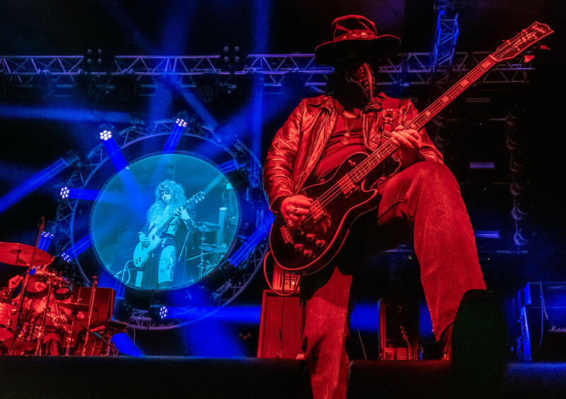 Die US-Band CASTLE RAT (seit 2019, aus Brooklyn) verbindet Doom Metal mit Fantasy-Ästhetik, Kostümen und Storytelling und einer starken Frauenstimme spielte am 24. Mai 2025 auf dem Desertfest Berlin in der Besetzung Riley Pinkerton „The Rat Queen“ (Gesang, Gitarre), Henry Black „The Count“ (Gitarre), Ronnie Lanzilotta „The Plague Doctor“ (Bass), Joshua Strmic „The Druid“ (Schlagzeug).
The US band CASTLE RAT (active since 2019, from Brooklyn) combines doom metal with fantasy aesthetics, costumes, storytelling, and powerful female vocals. They played at Desertfest Berlin on May 24, 2025, with the lineup Riley Pinkerton “The Rat Queen” (vocals, guitar), Henry Black “The Count” (guitar), Ronnie Lanzilotta “The Plague Doctor” (bass), and Joshua Strmic “The Druid” (drums).