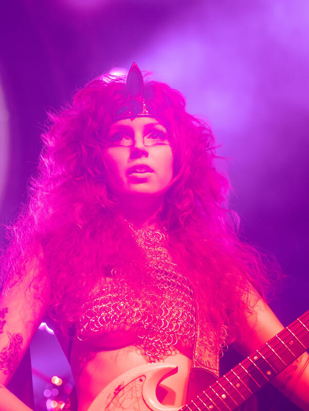 Die US-Band CASTLE RAT (seit 2019, aus Brooklyn) verbindet Doom Metal mit Fantasy-Ästhetik, Kostümen und Storytelling und einer starken Frauenstimme spielte am 24. Mai 2025 auf dem Desertfest Berlin in der Besetzung Riley Pinkerton „The Rat Queen“ (Gesang, Gitarre), Henry Black „The Count“ (Gitarre), Ronnie Lanzilotta „The Plague Doctor“ (Bass), Joshua Strmic „The Druid“ (Schlagzeug).
The US band CASTLE RAT (active since 2019, from Brooklyn) combines doom metal with fantasy aesthetics, costumes, storytelling, and powerful female vocals. They played at Desertfest Berlin on May 24, 2025, with the lineup Riley Pinkerton “The Rat Queen” (vocals, guitar), Henry Black “The Count” (guitar), Ronnie Lanzilotta “The Plague Doctor” (bass), and Joshua Strmic “The Druid” (drums).