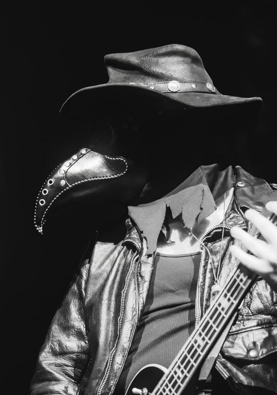 Die US-Band CASTLE RAT (seit 2019, aus Brooklyn) verbindet Doom Metal mit Fantasy-Ästhetik, Kostümen und Storytelling und einer starken Frauenstimme spielte am 24. Mai 2025 auf dem Desertfest Berlin in der Besetzung Riley Pinkerton „The Rat Queen“ (Gesang, Gitarre), Henry Black „The Count“ (Gitarre), Ronnie Lanzilotta „The Plague Doctor“ (Bass), Joshua Strmic „The Druid“ (Schlagzeug).
The US band CASTLE RAT (active since 2019, from Brooklyn) combines doom metal with fantasy aesthetics, costumes, storytelling, and powerful female vocals. They played at Desertfest Berlin on May 24, 2025, with the lineup Riley Pinkerton “The Rat Queen” (vocals, guitar), Henry Black “The Count” (guitar), Ronnie Lanzilotta “The Plague Doctor” (bass), and Joshua Strmic “The Druid” (drums).