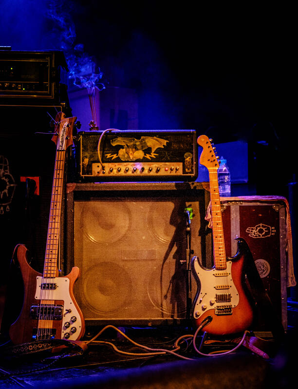 Die niederländische Psychedelic/Space-Rock-Band TEMPLE FANG (seit 2018, Amsterdam), spielte am 24. Mai 2025 auf dem Desertfest Berlin in der Besetzung Dennis Duijnhouwer (Bass, Gesang), Jevin de Groot (Gitarre, Gesang), Jasper van den Broeke (Gitarre), Patrick van der Velde (Schlagzeug).
The Dutch psychedelic/space-rock band TEMPLE FANG (active since 2018, Amsterdam) played at Desertfest Berlin on May 24, 2025, with the lineup Dennis Duijnhouwer (bass, vocals), Jevin de Groot (guitar, vocals), Jasper van den Broeke (guitar), and Patrick van der Velde (drums).