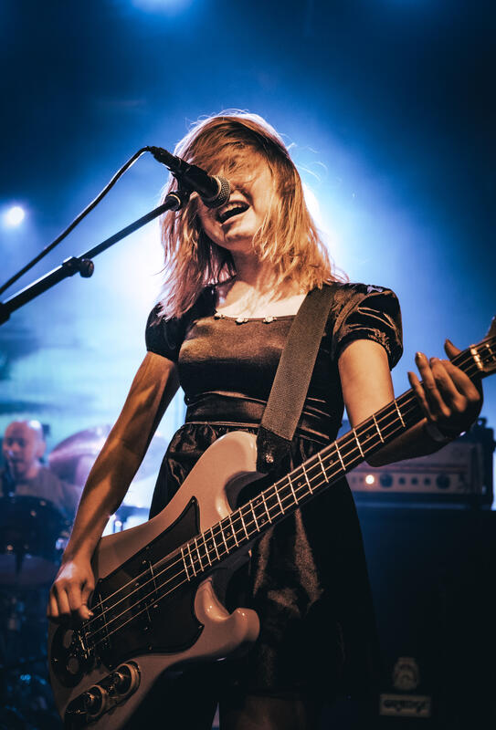 Das mexikanische Grunge/Punk-Trio MARGARITAS PODRIDAS (seit 2015, Hermosillo), spielte am 24. Mai 2025 auf dem Desertfest Berlin ihren Punk-Grunge-Mix in der Besetzung Carolina Enriquez (Gesang, Bass), Daniel Salazar (Gitarre), Alfonso Lopez (Schlagzeug).
The Mexican grunge/punk trio MARGARITAS PODRIDAS (active since 2015, Hermosillo) played their punk-grunge mix at Desertfest Berlin on May 24, 2025, with the lineup Carolina Enriquez (vocals, bass), Daniel Salazar (guitar), and Alfonso Lopez (drums).