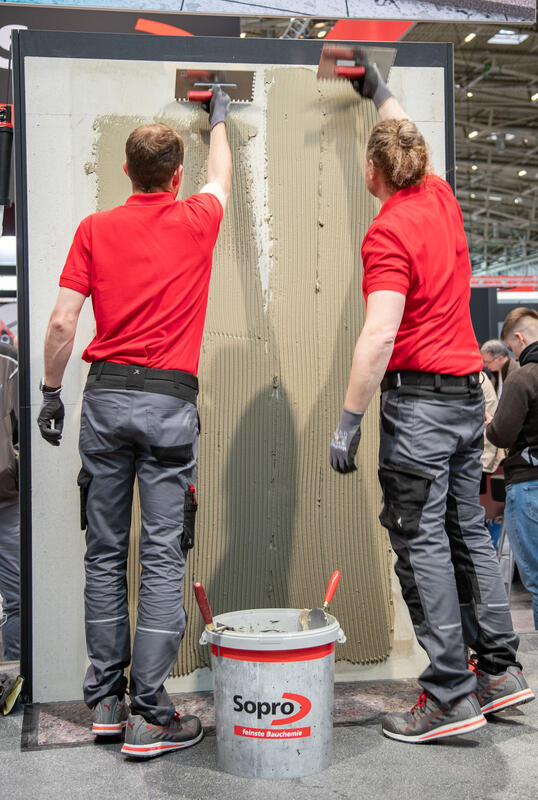 Sopro Baustellen Vorführung bei der Bau, der Weltleitmesse für Architektur, Materialien, Systeme am 20.4.23 in München. -- Sopro construction side demonstration at the BAU, the World's Leading Trade Fair for Architecture, Materials, Systems, on April 20, 2023 in Munich, Germany.