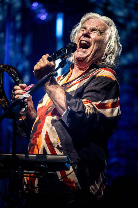 Die englische Progressive-Rockband MARILLION (seit 1979) spielten am 20. Juni 2025 anlässlich des Marillion German Weekends im Tempodrom Berlin in der Besetzung Steve Hogarth (Gesang, Keyboard, Gitarre), Mark Kelly (Keyboard), Steve Rothery (Gitarre), Pete Trewavas (Bass), Ian Mosley (Schlagzeug). Vor ausverkaufter Arena begeisterten sie an diesem Abend mit vielen Songs aus ihrem Album Marble.
The English progressive rock band MARILLION (active since 1979) played at the Tempodrom Berlin on June 20, 2025, as part of the Marillion German Weekend, with the lineup Steve Hogarth (vocals, keyboard, guitar), Mark Kelly (keyboard), Steve Rothery (guitar), Pete Trewavas (bass), and Ian Mosley (drums). In front of a sold-out arena, they thrilled the audience that evening with many songs from their album “Marbles.”