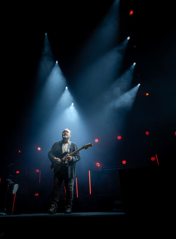 Die englische Progressive-Rockband MARILLION (seit 1979) spielten am 20. Juni 2025 anlässlich des Marillion German Weekends im Tempodrom Berlin in der Besetzung Steve Hogarth (Gesang, Keyboard, Gitarre), Mark Kelly (Keyboard), Steve Rothery (Gitarre), Pete Trewavas (Bass), Ian Mosley (Schlagzeug). Vor ausverkaufter Arena begeisterten sie an diesem Abend mit vielen Songs aus ihrem Album Marble.
The English progressive rock band MARILLION (active since 1979) played at the Tempodrom Berlin on June 20, 2025, as part of the Marillion German Weekend, with the lineup Steve Hogarth (vocals, keyboard, guitar), Mark Kelly (keyboard), Steve Rothery (guitar), Pete Trewavas (bass), and Ian Mosley (drums). In front of a sold-out arena, they thrilled the audience that evening with many songs from their album “Marbles.”