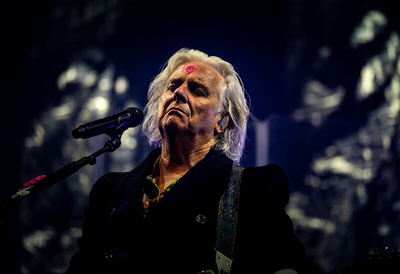 Die englische Progressive-Rockband MARILLION (seit 1979) spielten am 20. Juni 2025 anlässlich des Marillion German Weekends im Tempodrom Berlin in der Besetzung Steve Hogarth (Gesang, Keyboard, Gitarre), Mark Kelly (Keyboard), Steve Rothery (Gitarre), Pete Trewavas (Bass), Ian Mosley (Schlagzeug). Vor ausverkaufter Arena begeisterten sie an diesem Abend mit vielen Songs aus ihrem Album Marble.
The English progressive rock band MARILLION (active since 1979) played at the Tempodrom Berlin on June 20, 2025, as part of the Marillion German Weekend, with the lineup Steve Hogarth (vocals, keyboard, guitar), Mark Kelly (keyboard), Steve Rothery (guitar), Pete Trewavas (bass), and Ian Mosley (drums). In front of a sold-out arena, they thrilled the audience that evening with many songs from their album “Marbles.”