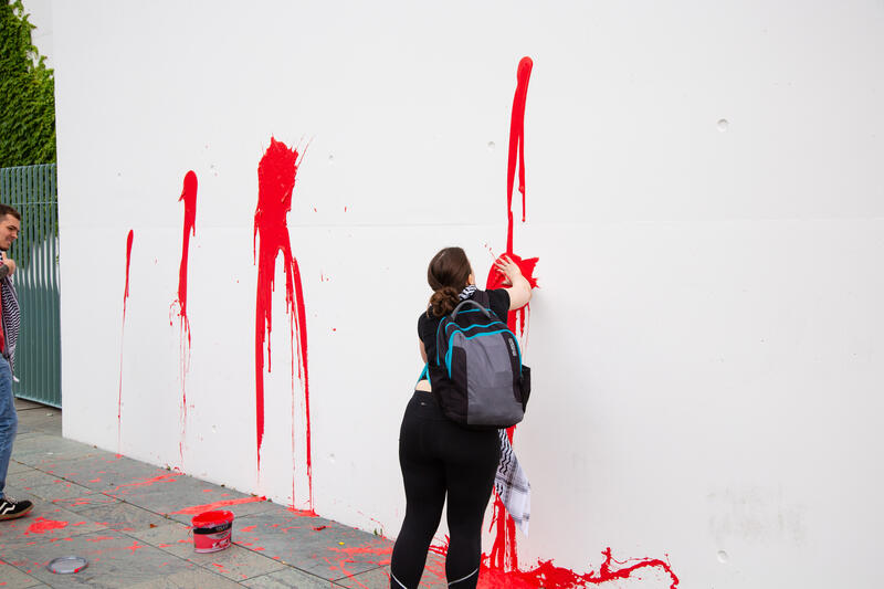 Am 07.07.2025 um 12 Uhr beschmierten Aktivist*innen von Palestine Rising die rechte Seite der Fassade des Bundeskanzleramtes in Berlin, Deutschland. Sie hinterließen rote Handabdrücke an der Wand. Sie demonstrieren damit gegen die deutsche Unterstützung von Kriegsverbrechen in Gaza.   --    On July 7, 2025 activists from Palestine Rising, a group of the New Generation, smeared the facade of the federal chancellery in Berlin, Germany with red paint. They left red hand prints at the wall. With their action the activists protest against German support for the Israeli war crimes in Gaza.