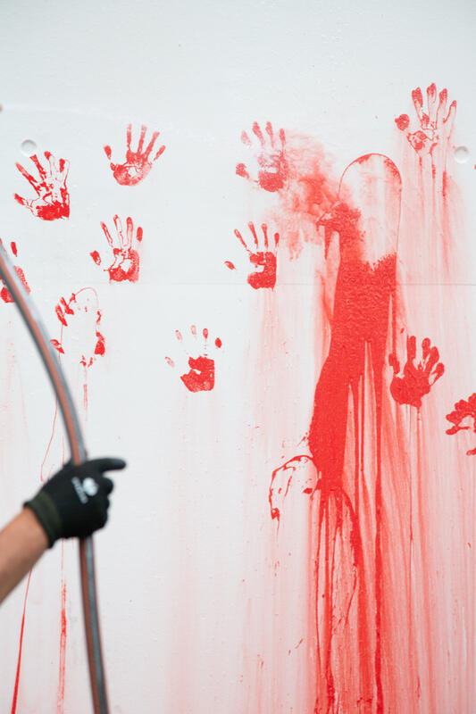 Reinigungsteam säubern die Stelle. Am 07.07.2025 um 12 Uhr beschmierten Aktivist*innen von Palestine Rising die rechte Seite der Fassade des Bundeskanzleramtes in Berlin, Deutschland. Sie hinterließen rote Handabdrücke an der Wand. Sie demonstrieren damit gegen die deutsche Unterstützung von Kriegsverbrechen in Gaza.   --    Cleaning team cleans the wall after the action. On July 7, 2025 activists from Palestine Rising, a group of the New Generation, smeared the facade of the federal chancellery in Berlin, Germany with red paint. They left red hand prints at the wall. With their action the activists protest against German support for the Israeli war crimes in Gaza.