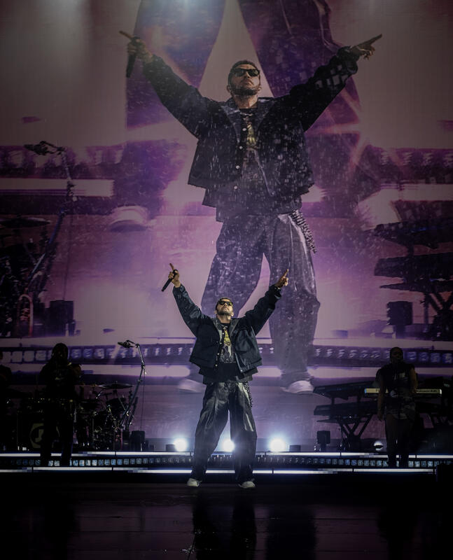 Der US-Amerikanische Superstar Justin Timberlake spielte am 12. Juli 2025 auf dem Lollapalooza Berlin 2025, das zum 10. Mal stattfand. Vor ausverkauftem Olympiapark begeisterten er als Headliner auf der TELEKOM Main Stage an diesem Abend das Publikum trotz strömenden Regens.
The American superstar Justin Timberlake performed on July 12, 2025, at Lollapalooza Berlin 2025, which took place for the 10th time. In front of a sold-out Olympiapark, he thrilled the audience as the headliner on the TELEKOM Main Stage that evening, despite pouring rain.