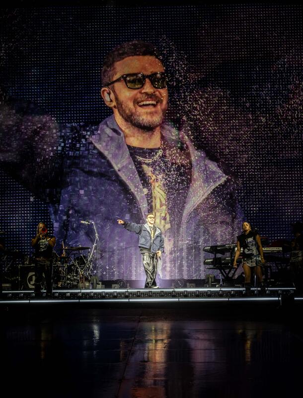 Der US-Amerikanische Superstar Justin Timberlake spielte am 12. Juli 2025 auf dem Lollapalooza Berlin 2025, das zum 10. Mal stattfand. Vor ausverkauftem Olympiapark begeisterten er als Headliner auf der TELEKOM Main Stage an diesem Abend das Publikum trotz strömenden Regens.
The American superstar Justin Timberlake performed on July 12, 2025, at Lollapalooza Berlin 2025, which took place for the 10th time. In front of a sold-out Olympiapark, he thrilled the audience as the headliner on the TELEKOM Main Stage that evening, despite pouring rain.