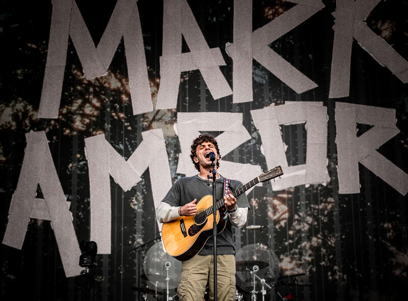 Der US-amerikanischer Singer-Songwriter Mark Ambor (Mark Gregory Damboragian) begeisterte sein Publikum mit seinem eingängigen Indie-Pop-Sound und emotionalen Texten am 12. Juli 2025 auf dem Lollapalooza Berlin 2025, das zum 10. Mal stattfand.
The American singer-songwriter Mark Ambor (Mark Gregory Damboragian) thrilled his audience with his catchy indie-pop sound and emotional lyrics on July 12, 2025, at Lollapalooza Berlin 2025, which took place for the 10th time.