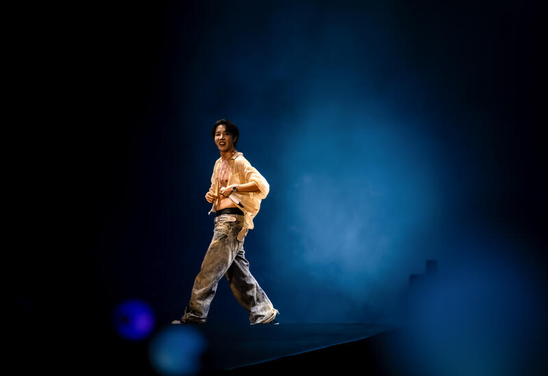 Die K-Pop-Sensation (seit 2018) und Mitglied der K-Pop Superband BTS (seit 2013) J-Hope (Gesang, Rap, Tanz) begeisterte sein Publikum mit seinem bombastischen Tanz- und Showprogramm am 13. Juli 2025 auf dem Lollapalooza Berlin 2025, das zum 10. Mal stattfand.
Als Headliner des 2. Festivaltags bildete er den krönenden Abschluss des Lollapalooza Berlin Festivals.
The K-pop sensation (since 2018) and member of the K-pop superband BTS (since 2013), J-Hope (vocals, rap, dance), thrilled his audience with his spectacular dance and stage show on July 13, 2025, at Lollapalooza Berlin 2025, which took place for the 10th time.
As the headliner of the second festival day, he provided the grand finale of the Lollapalooza Berlin Festival.