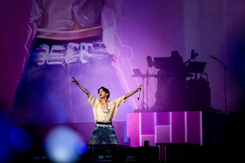 Die K-Pop-Sensation (seit 2018) und Mitglied der K-Pop Superband BTS (seit 2013) J-Hope (Gesang, Rap, Tanz) begeisterte sein Publikum mit seinem bombastischen Tanz- und Showprogramm am 13. Juli 2025 auf dem Lollapalooza Berlin 2025, das zum 10. Mal stattfand.
Als Headliner des 2. Festivaltags bildete er den krönenden Abschluss des Lollapalooza Berlin Festivals.
The K-pop sensation (since 2018) and member of the K-pop superband BTS (since 2013), J-Hope (vocals, rap, dance), thrilled his audience with his spectacular dance and stage show on July 13, 2025, at Lollapalooza Berlin 2025, which took place for the 10th time.
As the headliner of the second festival day, he provided the grand finale of the Lollapalooza Berlin Festival.