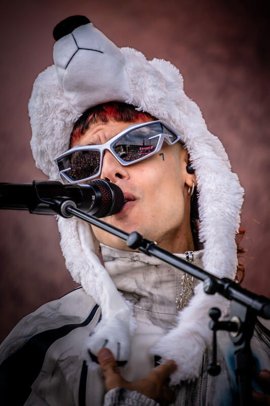 Das argentinische Duo Ca7riel & Paco Amoroso, bestehend aus Catriel Guerreiro (Ca7riel, Gesang, Gitarre, Produktion) und Ulises Guerriero (Paco Amoroso, Gesang, Schlagzeug, Sampling), gilt als einer der innovativsten Acts der lateinamerikanischen Urban-Musikszene. Sie sind bekannt für ihren experimentellen Mix aus Trap, Hip-Hop, EDM, Pop und Latin Sounds, ausgefallene Arrangements und energetische Live-Shows, häufig unterstützt von ihrer Band „Atr Vanda“ mit Keyboards, Bass, Drums und Gitarre. Auf dem Lollapalooza Berlin 2025 spielten Ca7riel & Paco Amoroso am 13. Juli 2025 eine vielseitige Show auf der Telekom Main Stage, die das Publikum mitriss.

The Argentine experimental duo Ca7riel & Paco Amoroso—formed by Catriel Guerreiro (Ca7riel, vocals, guitar, production) and Ulises Guerriero (Paco Amoroso, vocals, drums, sampling)—is one of the most innovative acts on the Latin urban music scene. They are known for their genre-blending mix of trap, hip-hop, EDM, pop, and Latin influences, unique arrangements, and high-energy live performances, often joined by their “Atr Vanda” band with keys, bass, drums, and guitar. At Lollapalooza Berlin 2025, Ca7riel & Paco Amoroso delivered an eclectic show on July 13, 2025, on the Telekom Main Stage, winning over the crowd.