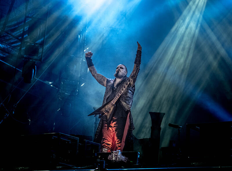 Am 31.07.2025 spielte die Band DIMMU BORGIR in der Besetzung: Shagrath alias Stian Tomt Thoresen (Gesang), Silenoz alias Sven Atle Kopperud (Gitarre), Galder alias Tom Rune Andersen (Gitarre), Daray alias Dariusz Brzozowski (Schlagzeug) und Gerlioz alias Geir Bratland (Keyboard) auf dem Wacken Open Air 2025 – das Publikum vor der HARDER Stage war begeistert und fasziniert von dem Auftritt.
On July 31, 2025, the band DIMMU BORGIR performed at Wacken Open Air in the lineup: Shagrath aka Stian Tomt Thoresen (vocals), Silenoz aka Sven Atle Kopperud (guitar), Galder aka Tom Rune Andersen (guitar), Daray aka Dariusz Brzozowski (drums), and Gerlioz aka Geir Bratland (keyboard) – the crowd in front of the HARDER Stage was thrilled and captivated by the performance.