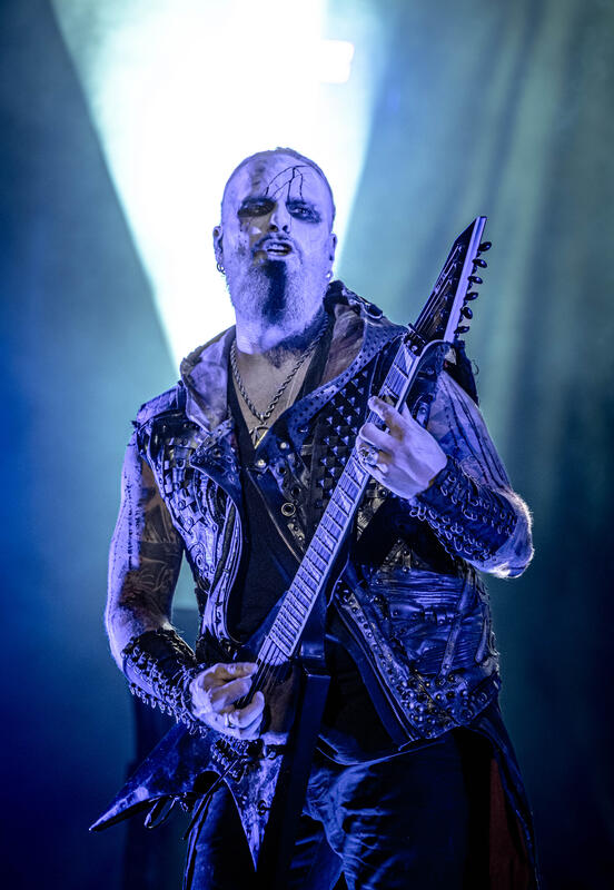 Am 31.07.2025 spielte die Band DIMMU BORGIR in der Besetzung: Shagrath alias Stian Tomt Thoresen (Gesang), Silenoz alias Sven Atle Kopperud (Gitarre), Galder alias Tom Rune Andersen (Gitarre), Daray alias Dariusz Brzozowski (Schlagzeug) und Gerlioz alias Geir Bratland (Keyboard) auf dem Wacken Open Air 2025 – das Publikum vor der HARDER Stage war begeistert und fasziniert von dem Auftritt.
On July 31, 2025, the band DIMMU BORGIR performed at Wacken Open Air in the lineup: Shagrath aka Stian Tomt Thoresen (vocals), Silenoz aka Sven Atle Kopperud (guitar), Galder aka Tom Rune Andersen (guitar), Daray aka Dariusz Brzozowski (drums), and Gerlioz aka Geir Bratland (keyboard) – the crowd in front of the HARDER Stage was thrilled and captivated by the performance.