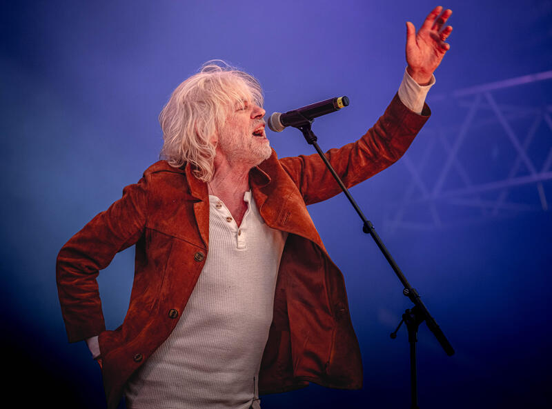Am 31.07.2025 spielte die Band BOOMTOWN RATS in der Besetzung: Bob Geldof (Gesang), Garry Roberts (Gitarre), Pete Briquette alias Patrick Cusack (Bass), Simon Crowe (Schlagzeug) auf dem Wacken Open Air 2025 – das Publikum vor der LOUDER Stage war begeistert und genoss den Auftritt.
On July 31, 2025, the band BOOMTOWN RATS performed at Wacken Open Air in the lineup: Bob Geldof (vocals), Garry Roberts (guitar), Pete Briquette aka Patrick Cusack (bass), Simon Crowe (drums) – the crowd in front of the LOUDER Stage was thrilled and enjoyed the performance.