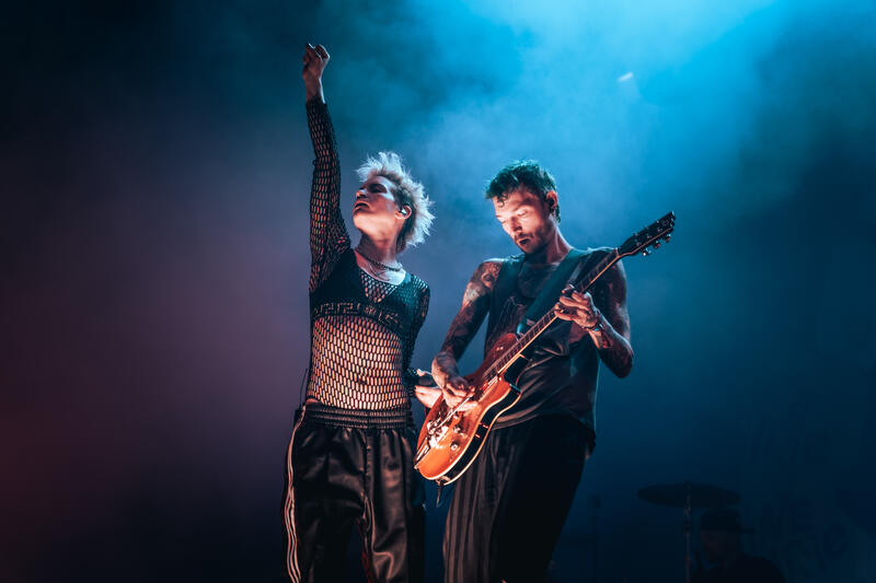 Am 30.07.2025 spielte die Band DEINE COUSINE in der Besetzung: Ina Bredehorn (Gesang), Matze Makten (Gitarre), Alex Kloss (Bass), Niels Hesse (Keyboard) und Max Kluge (Schlagzeug) auf dem Wacken Open Air 2025 im strömenden Regen – davon ließ sich das begeisterte Publikum vor der Louder Stage jedoch nicht den Spaß rauben.

On July 30, 2025, the band DEINE COUSINE performed at Wacken Open Air in the lineup: Ina Bredehorn (vocals), Matze Makten (guitar), Alex Kloss (bass), Niels Hesse (keyboard), and Max Kluge (drums) in pouring rain – but the enthusiastic crowd in front of the Louder Stage didn’t let that ruin their fun.