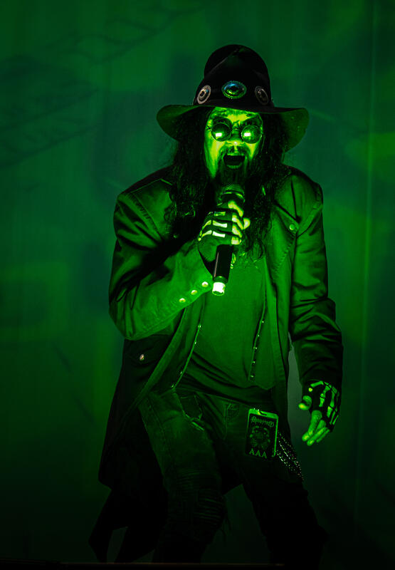 Am 31.07.2025 spielte die Band MINISTRY in der Besetzung: Al Jourgensen alias „Uncle Al“ (Gesang, Gitarre, Samples), Monte Pittman (Gitarre), Cesar Soto (Gitarre), Paul D’Amour (Bass), John Bechdel (Keyboard) und Roy Mayorga (Schlagzeug) auf dem Wacken Open Air 2025 – das Publikum vor der Louder Stage war begeistert und feierte den Auftritt.
On July 31, 2025, the band MINISTRY performed at Wacken Open Air in the lineup: Al Jourgensen aka “Uncle Al” (vocals, guitar, samples), Monte Pittman (guitar), Cesar Soto (guitar), Paul D’Amour (bass), John Bechdel (keyboard), and Roy Mayorga (drums) – the crowd in front of the Louder Stage was thrilled and celebrated the performance.