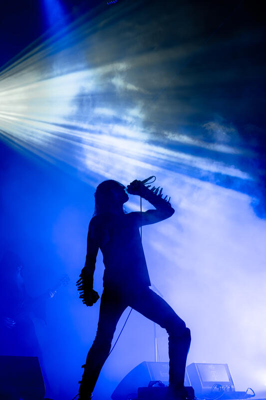 Am 31. Juli 2025 trat die norwegische Black-Metal-Band 1349 auf dem Wacken Open Air 2025 auf und begeisterte mit ihrer düsteren, intensiven Show und schnellen Blastbeats. Die aktuelle Besetzung besteht aus:
Ravn (bürgerlich: Kjetil-Vidar Haraldstad) – Gesang, Schlagzeug
Seidemann (bürgerlich: Ronny Andreassen) – Bass
Archaon (bürgerlich: ID nicht öffentlich) – Gitarre
Tjalve (bürgerlich: ID nicht öffentlich) – Gitarre
1349 ist bekannt für ihren aggressiven Stil, der traditionelle Black-Metal-Elemente mit moderner Produktion verbindet, und zeigte auf der Bühne rohe Energie und finstere Atmosphäre.
On July 31, 2025, the Norwegian black metal band 1349 performed at Wacken Open Air 2025, captivating the audience with their dark, intense show and fast blast beats. The current lineup is:
Ravn (real name: Kjetil-Vidar Haraldstad) – Vocals, drums
Seidemann (real name: Ronny Andreassen) – Bass
Archaon (real name: not publicly disclosed) – Guitar
Tjalve (real name: not publicly disclosed) – Guitar
1349 is known for their aggressive style combining traditional black metal elements with modern production, delivering raw energy and grim atmosphere on stage.