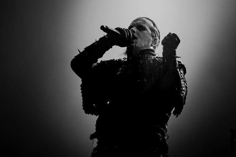 Am 1. August 2025 trat die schwedische Black-Metal-Band Dark Funeral auf dem Wacken Open Air 2025 auf und bot eine finstere, intensive Show voller schwarzer Atmosphäre und rasender Blastbeats. Die aktuelle Besetzung umfasst:
Heljarmadr (bürgerlich: Andreas Vingbäck) – Gesang
Lord Ahriman (bürgerlich: Micke Svanberg) – Gitarre
Chaq Mol (bürgerlich: Bo Anders Nymann) – Gitarre
Naim (bürgerlich: Nils Fjellström) – Schlagzeug
Dark Funeral sind bekannt für ihre düstere Bühnenpräsenz, schnellen Black-Metal-Sound und satanistische Themen, die sie kraftvoll präsentierten.
On August 1, 2025, Swedish black metal band Dark Funeral performed at Wacken Open Air 2025, delivering a dark, intense show full of black atmosphere and fast blast beats. The current lineup includes:
Heljarmadr (real name: Andreas Vingbäck) – vocals
Lord Ahriman (real name: Micke Svanberg) – guitar
Chaq Mol (real name: Bo Anders Nymann) – guitar
Naim (real name: Nils Fjellström) – drums
Dark Funeral are known for their dark stage presence, fast black metal sound, and satanic themes, which they powerfully presented.