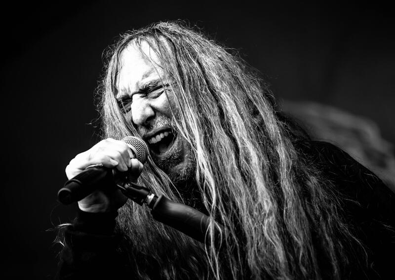 Am 2. August 2025 trat die US-amerikanische Death-Metal-Legende OBITUARY auf dem Wacken Open Air 2025 auf und begeisterte das Publikum mit ihrem groovenden, schweren Sound und John Tardys unverkennbarem Growl. Die aktuelle Besetzung besteht aus John Tardy (Gesang), Donald Tardy (Schlagzeug), Trevor Peres (Rhythmusgitarre), Kenny Andrews (Leadgitarre) und Terry Butler (Bass). Gemeinsam boten sie ein energiegeladenes Set mit Klassikern und neueren Songs und festigten ihren Ruf als Ikonen des Florida Death Metals.
On August 2, 2025, US death metal legends OBITUARY performed at Wacken Open Air 2025, captivating the crowd with their groovy, heavy sound and John Tardy’s unmistakable growl. The current lineup features John Tardy (vocals), Donald Tardy (drums), Trevor Peres (rhythm guitar), Kenny Andrews (lead guitar), and Terry Butler (bass). Together, they delivered an energetic set of classics and newer tracks, reaffirming their status as icons of Florida death metal.