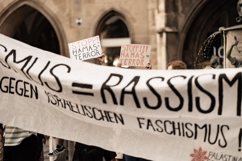 Am 14.08.2025 versammelten sich in München wieder zahlreiche Menschen, um gegen die systematischen Aushungerung der Menschen und den Genozid in Gaza zu protestieren. Ein halbes Dutzend Gegendemonstrant:innen protestierten dagegen.   --    On August 14, 2025 several persons gathered in Munich, Germany to protest against the systematic starvation of the people and the genocide in Gaza. Half a dozen counter-protestors also gathered against the demo.