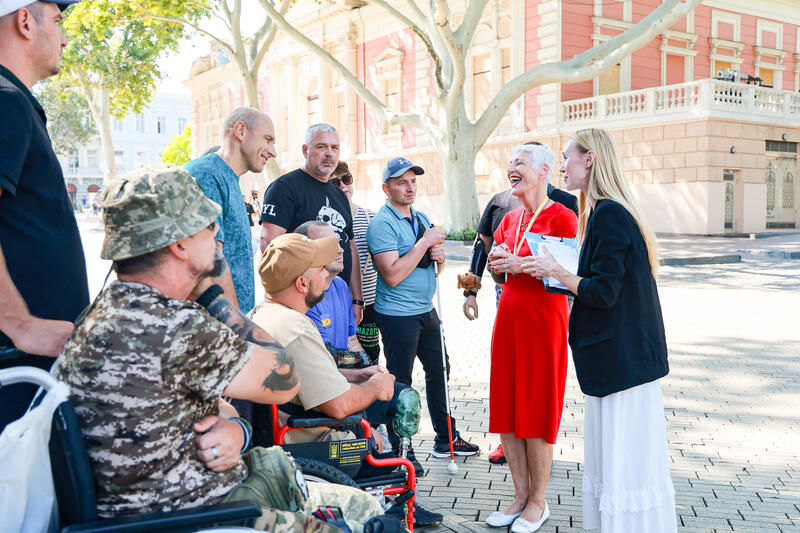 Die deutsche Osteuropaexpertin und ehemalige deutsche MdB, Marieluise Beck, im Gespräch mit ukrainischen Veteranen, aufgenommen am 2. September 2025.    German expert on Eastern Europe and former German Member of Parliament, Marieluise Beck, in conversation with Ukrainian veterans, recorded on September 2, 2025.