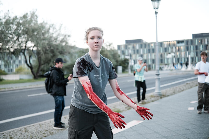 Am 02.09.2025 gegen 19 Uhr bemalten drei junge Aktivist*innen die Wand vom Kindergarten des Bundestags mit den Worten " Verpflichtet ihr auch eure Kinder zum Töten? " mit Kunstblut, um gegen eine mögliche Wehrpflicht zu demonstrieren. Auf Schildern stand zusätzlich " Wir verweigern ".   --   On September 2, 2025 three young activists wrote " Do you also draft your children to kill? " on the wall of the kindergarden of the Bundestag with artificial blood to protest against the planned reintroduction of the conscription. On signs there was written " We object ".