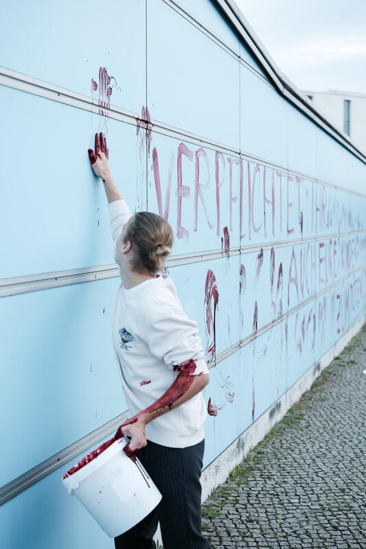 Am 02.09.2025 gegen 19 Uhr bemalten drei junge Aktivist*innen die Wand vom Kindergarten des Bundestags mit den Worten " Verpflichtet ihr auch eure Kinder zum Töten? " mit Kunstblut, um gegen eine mögliche Wehrpflicht zu demonstrieren. Auf Schildern stand zusätzlich " Wir verweigern ".   --   On September 2, 2025 three young activists wrote " Do you also draft your children to kill? " on the wall of the kindergarden of the Bundestag with artificial blood to protest against the planned reintroduction of the conscription. On signs there was written " We object ".