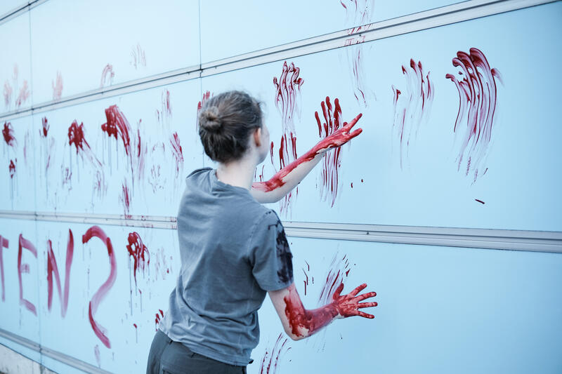 Am 02.09.2025 gegen 19 Uhr bemalten drei junge Aktivist*innen die Wand vom Kindergarten des Bundestags mit den Worten " Verpflichtet ihr auch eure Kinder zum Töten? " mit Kunstblut, um gegen eine mögliche Wehrpflicht zu demonstrieren. Auf Schildern stand zusätzlich " Wir verweigern ".   --   On September 2, 2025 three young activists wrote " Do you also draft your children to kill? " on the wall of the kindergarden of the Bundestag with artificial blood to protest against the planned reintroduction of the conscription. On signs there was written " We object ".