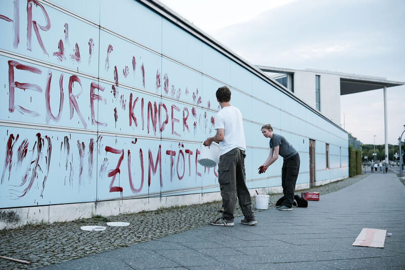 Am 02.09.2025 gegen 19 Uhr bemalten drei junge Aktivist*innen die Wand vom Kindergarten des Bundestags mit den Worten " Verpflichtet ihr auch eure Kinder zum Töten? " mit Kunstblut, um gegen eine mögliche Wehrpflicht zu demonstrieren. Auf Schildern stand zusätzlich " Wir verweigern ".   --   On September 2, 2025 three young activists wrote " Do you also draft your children to kill? " on the wall of the kindergarden of the Bundestag with artificial blood to protest against the planned reintroduction of the conscription. On signs there was written " We object ".