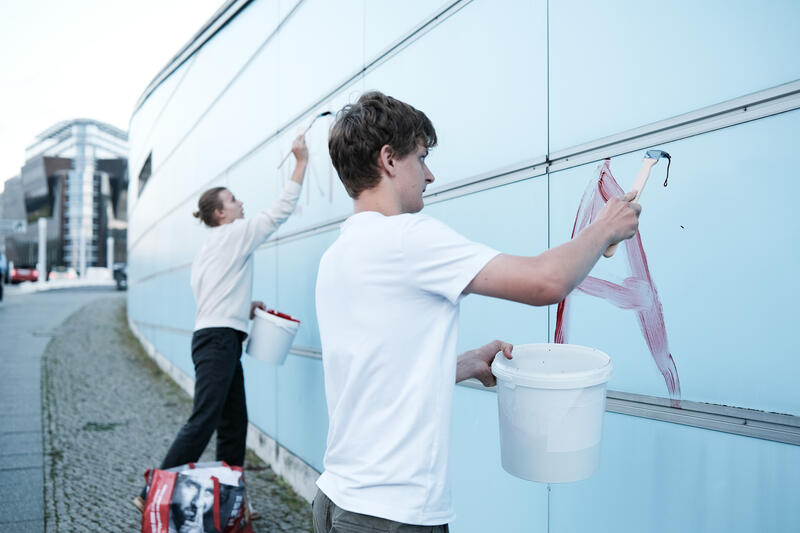 Am 02.09.2025 gegen 19 Uhr bemalten drei junge Aktivist*innen die Wand vom Kindergarten des Bundestags mit den Worten " Verpflichtet ihr auch eure Kinder zum Töten? " mit Kunstblut, um gegen eine mögliche Wehrpflicht zu demonstrieren. Auf Schildern stand zusätzlich " Wir verweigern ".   --   On September 2, 2025 three young activists wrote " Do you also draft your children to kill? " on the wall of the kindergarden of the Bundestag with artificial blood to protest against the planned reintroduction of the conscription. On signs there was written " We object ".