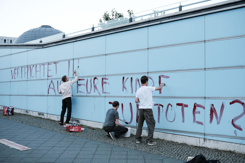 Am 02.09.2025 gegen 19 Uhr bemalten drei junge Aktivist*innen die Wand vom Kindergarten des Bundestags mit den Worten " Verpflichtet ihr auch eure Kinder zum Töten? " mit Kunstblut, um gegen eine mögliche Wehrpflicht zu demonstrieren. Auf Schildern stand zusätzlich " Wir verweigern ".   --   On September 2, 2025 three young activists wrote " Do you also draft your children to kill? " on the wall of the kindergarden of the Bundestag with artificial blood to protest against the planned reintroduction of the conscription. On signs there was written " We object ".