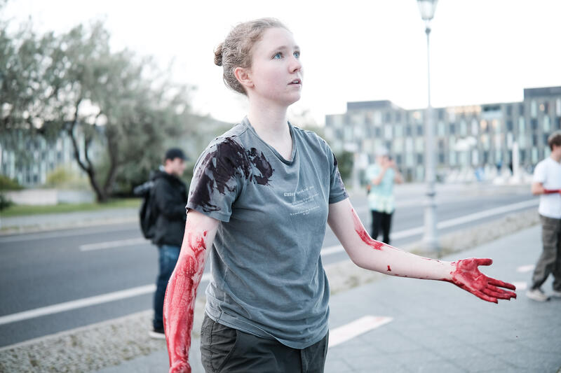 Am 02.09.2025 gegen 19 Uhr bemalten drei junge Aktivist*innen die Wand vom Kindergarten des Bundestags mit den Worten " Verpflichtet ihr auch eure Kinder zum Töten? " mit Kunstblut, um gegen eine mögliche Wehrpflicht zu demonstrieren. Auf Schildern stand zusätzlich " Wir verweigern ".   --   On September 2, 2025 three young activists wrote " Do you also draft your children to kill? " on the wall of the kindergarden of the Bundestag with artificial blood to protest against the planned reintroduction of the conscription. On signs there was written " We object ".