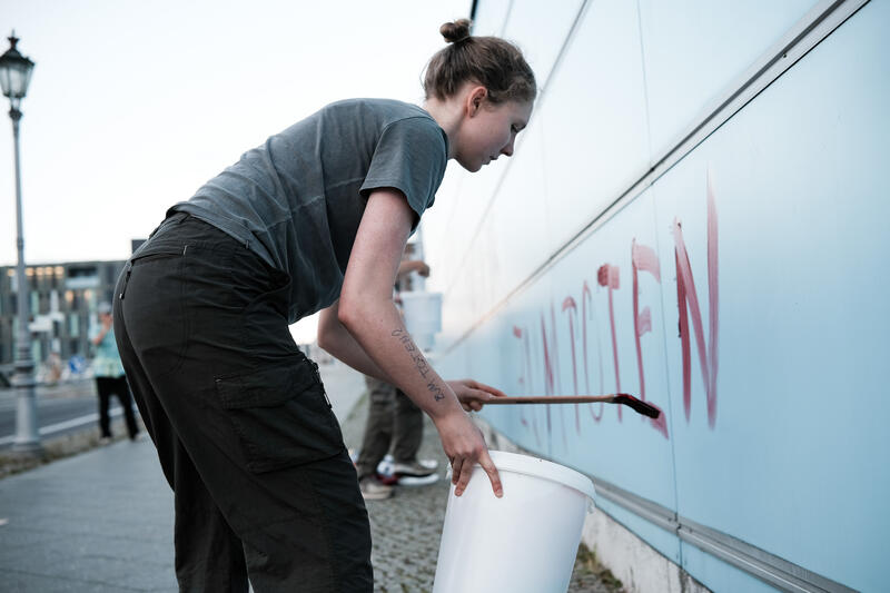 Am 02.09.2025 gegen 19 Uhr bemalten drei junge Aktivist*innen die Wand vom Kindergarten des Bundestags mit den Worten " Verpflichtet ihr auch eure Kinder zum Töten? " mit Kunstblut, um gegen eine mögliche Wehrpflicht zu demonstrieren. Auf Schildern stand zusätzlich " Wir verweigern ".   --   On September 2, 2025 three young activists wrote " Do you also draft your children to kill? " on the wall of the kindergarden of the Bundestag with artificial blood to protest against the planned reintroduction of the conscription. On signs there was written " We object ".