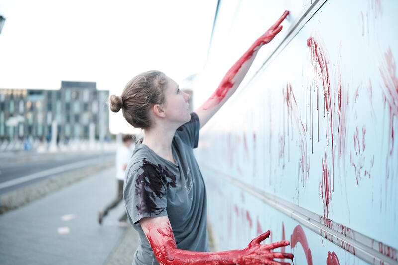Am 02.09.2025 gegen 19 Uhr bemalten drei junge Aktivist*innen die Wand vom Kindergarten des Bundestags mit den Worten " Verpflichtet ihr auch eure Kinder zum Töten? " mit Kunstblut, um gegen eine mögliche Wehrpflicht zu demonstrieren. Auf Schildern stand zusätzlich " Wir verweigern ".   --   On September 2, 2025 three young activists wrote " Do you also draft your children to kill? " on the wall of the kindergarden of the Bundestag with artificial blood to protest against the planned reintroduction of the conscription. On signs there was written " We object ".