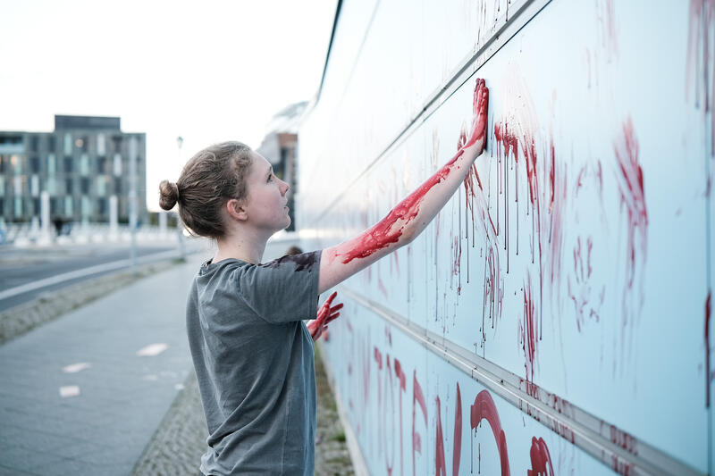 Am 02.09.2025 gegen 19 Uhr bemalten drei junge Aktivist*innen die Wand vom Kindergarten des Bundestags mit den Worten " Verpflichtet ihr auch eure Kinder zum Töten? " mit Kunstblut, um gegen eine mögliche Wehrpflicht zu demonstrieren. Auf Schildern stand zusätzlich " Wir verweigern ".   --   On September 2, 2025 three young activists wrote " Do you also draft your children to kill? " on the wall of the kindergarden of the Bundestag with artificial blood to protest against the planned reintroduction of the conscription. On signs there was written " We object ".