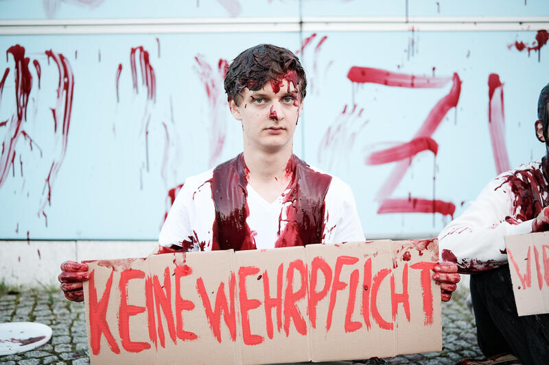 Am 02.09.2025 gegen 19 Uhr bemalten drei junge Aktivist*innen die Wand vom Kindergarten des Bundestags mit den Worten " Verpflichtet ihr auch eure Kinder zum Töten? " mit Kunstblut, um gegen eine mögliche Wehrpflicht zu demonstrieren. Auf Schildern stand zusätzlich " Wir verweigern ".   --   On September 2, 2025 three young activists wrote " Do you also draft your children to kill? " on the wall of the kindergarden of the Bundestag with artificial blood to protest against the planned reintroduction of the conscription. On signs there was written " We object ".