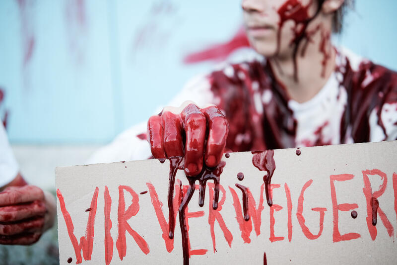 Am 02.09.2025 gegen 19 Uhr bemalten drei junge Aktivist*innen die Wand vom Kindergarten des Bundestags mit den Worten " Verpflichtet ihr auch eure Kinder zum Töten? " mit Kunstblut, um gegen eine mögliche Wehrpflicht zu demonstrieren. Auf Schildern stand zusätzlich " Wir verweigern ".   --   On September 2, 2025 three young activists wrote " Do you also draft your children to kill? " on the wall of the kindergarden of the Bundestag with artificial blood to protest against the planned reintroduction of the conscription. On signs there was written " We object ".