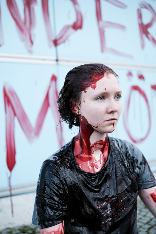 Am 02.09.2025 gegen 19 Uhr bemalten drei junge Aktivist*innen die Wand vom Kindergarten des Bundestags mit den Worten " Verpflichtet ihr auch eure Kinder zum Töten? " mit Kunstblut, um gegen eine mögliche Wehrpflicht zu demonstrieren. Auf Schildern stand zusätzlich " Wir verweigern ".   --   On September 2, 2025 three young activists wrote " Do you also draft your children to kill? " on the wall of the kindergarden of the Bundestag with artificial blood to protest against the planned reintroduction of the conscription. On signs there was written " We object ".