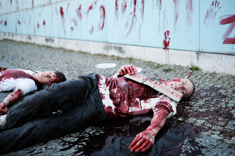 Am 02.09.2025 gegen 19 Uhr bemalten drei junge Aktivist*innen die Wand vom Kindergarten des Bundestags mit den Worten " Verpflichtet ihr auch eure Kinder zum Töten? " mit Kunstblut, um gegen eine mögliche Wehrpflicht zu demonstrieren. Auf Schildern stand zusätzlich " Wir verweigern ".   --   On September 2, 2025 three young activists wrote " Do you also draft your children to kill? " on the wall of the kindergarden of the Bundestag with artificial blood to protest against the planned reintroduction of the conscription. On signs there was written " We object ".